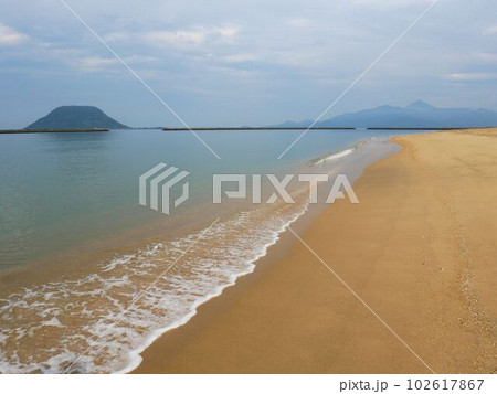 冬の西の浜海水浴場と高島 (佐賀県唐津市) 冬の西の浜海水浴場と高島 (佐賀県唐津市) 102617867