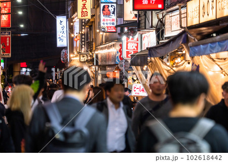 《東京都》賑わう上野の飲み屋街 《東京都》賑わう上野の飲み屋街 102618442