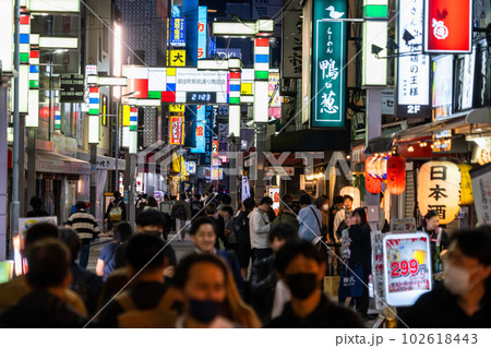 《東京都》賑わう上野の飲み屋街 《東京都》賑わう上野の飲み屋街 102618443