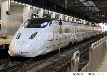 JR九州】800系「つばめ」（九州新幹線：博多駅）の写真素材 [102619095 