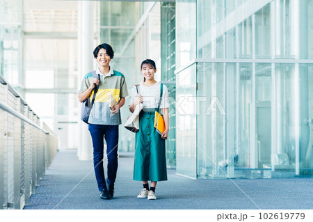 校内を歩く若い大学生の男女 校内を歩く若い大学生の男女 102619779