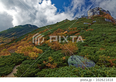紅葉の池山尾根から見る駒石と中央アルプス・空木岳山頂 紅葉の池山尾根から見る駒石と中央アルプス・空木岳山頂 102621818