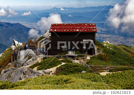 中央アルプス・空木岳稜線の山小屋と駒ヶ根方面の山並み 102621823