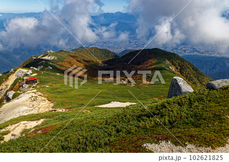 中央アルプス・空木岳山頂から見る紅葉の池山尾根と伊那谷の町並み 中央アルプス・空木岳山頂から見る紅葉の池山尾根と伊那谷の町並み 102621825