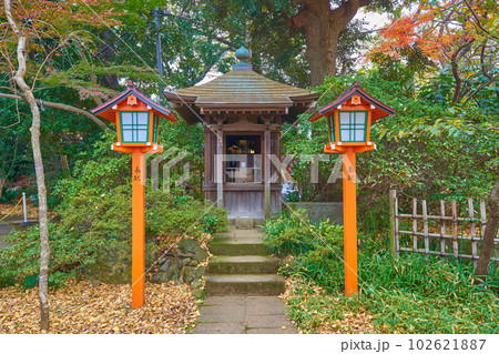 秋の東京都世田谷区にある等々力渓谷近くの等々力不動尊(明王院)の大師堂 秋の東京都世田谷区にある等々力渓谷近くの等々力不動尊(明王院)の大師堂 102621887