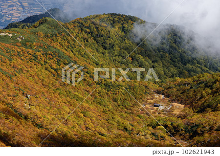 中央アルプス・空木岳山頂から見る紅葉の空木平と池山尾根 102621943