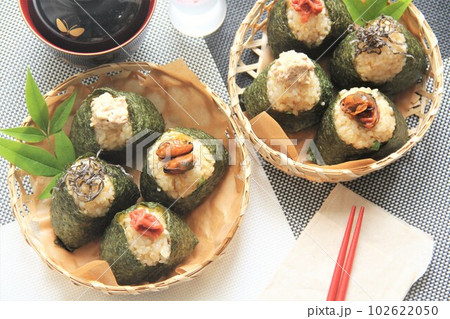 健康的な玄米のおにぎり。梅や昆布の具材が美味しい。 健康的な玄米のおにぎり。梅や昆布の具材が美味しい。 102622050