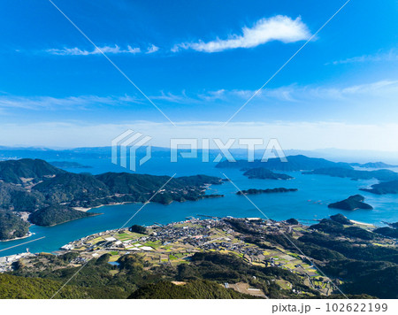 空撮：熊本県天草の倉岳神社から見える絶景、海と御所浦島 102622199