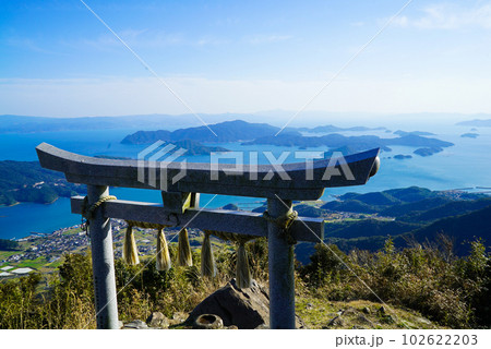 熊本県天草の倉岳神社 鳥居越しから見える絶景、海と御所浦島 熊本県天草の倉岳神社 鳥居越しから見える絶景、海と御所浦島 102622203