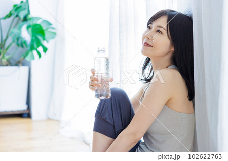 ペットボトル　女性　運動 102622763