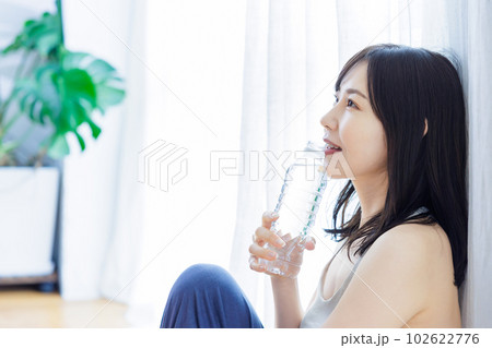 ペットボトル　女性　運動 102622776