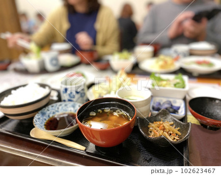 混雑した飲食店で食事をする男女 102623467