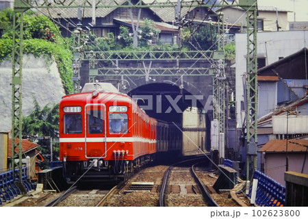 京急らしい光景のひとつ・戸部ー日ノ出町間を走る旧1000形特急（1178他）、1982年6月5日 102623800