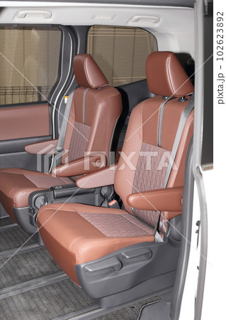 自動車の後部座席 自動車の後部座席 102623892