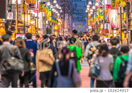 日本の東京都市景観 5類移行後の初の金曜日。賑わう飲み屋街…＝5月12日、新橋西口通り 102624917