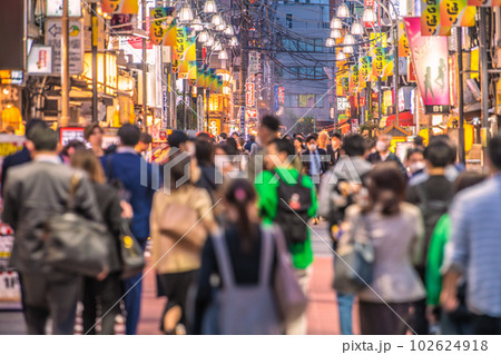 日本の東京都市景観 5類移行後の初の金曜日。賑わう飲み屋街…＝5月12日、新橋西口通り 102624918