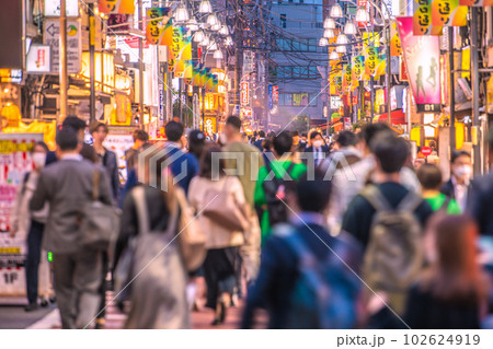 日本の東京都市景観 5類移行後の初の金曜日。賑わう飲み屋街…＝5月12日、新橋西口通り 102624919