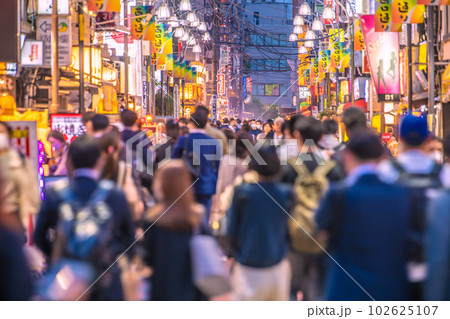 日本の東京都市景観 5類移行後の初の金曜日。賑わう飲み屋街…＝5月12日、新橋西口通り 102625107