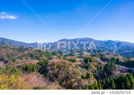 秋の空を背景に絶景風景 (国道325号 寧静ループ橋:寧静(ねいせい)ループ橋) 秋の空を背景に絶景風景 (国道325号 寧静ループ橋:寧静(ねいせい)ループ橋) 102626719