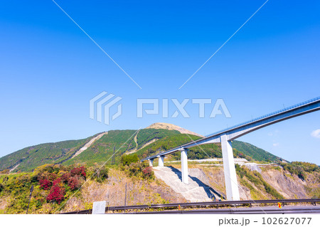 秋晴れの空を背景に「阿蘇長陽大橋から新阿蘇大橋周辺風景」 102627077