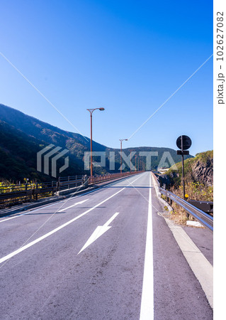 秋晴れの空を背景に「阿蘇長陽大橋周辺風景」 102627082