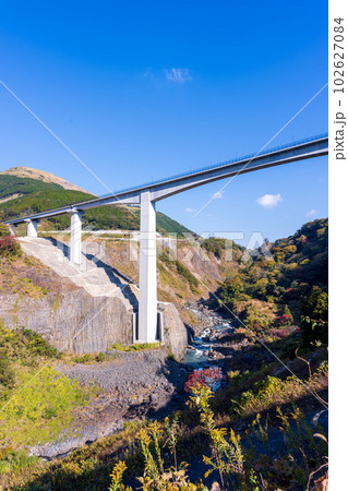秋晴れの空を背景に「阿蘇長陽大橋から新阿蘇大橋周辺風景」 秋晴れの空を背景に「阿蘇長陽大橋から新阿蘇大橋周辺風景」 102627084