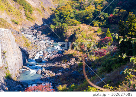 秋晴れの空を背景に「阿蘇長陽大橋から観える渓谷風景」 102627085