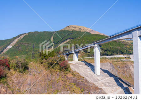 秋の空を背景に「阿蘇長陽大橋から観える山並みと新阿蘇大橋風景」 102627431