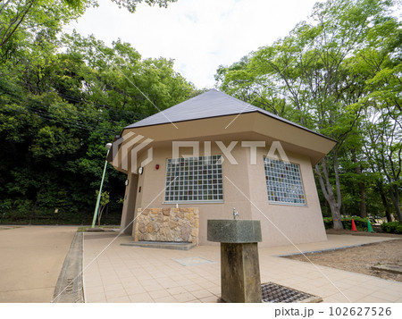 松戸市・21世紀の森と広場　竪穴式住居を思わせる外観で2023年に新設されたトイレ【縄文トイレ】 102627526