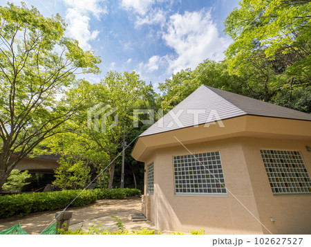 松戸市・21世紀の森と広場　竪穴式住居を思わせる外観で2023年に新設されたトイレ【縄文トイレ】 102627527