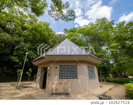 松戸市・21世紀の森と広場　竪穴式住居を思わせる外観で2023年に新設されたトイレ【縄文トイレ】 102627528