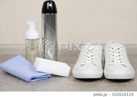 White leather shoe cleaning kit - water-repellent spray, foam, rag and sponge 102628129