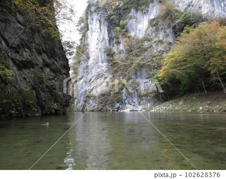 猊鼻渓の風景 10月 猊鼻渓の風景 10月 102628376