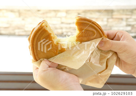 10ウォンパンを割り、中のチーズが見えているところ（韓国） 102629103