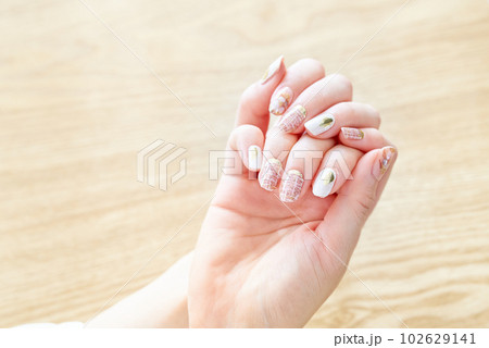 おしゃれなネイルを塗った女性の手元 おしゃれなネイルを塗った女性の手元 102629141