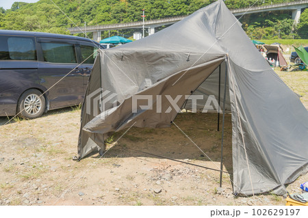 【中津川河川敷でオートキャンプ　テント内の撤収完了】 102629197