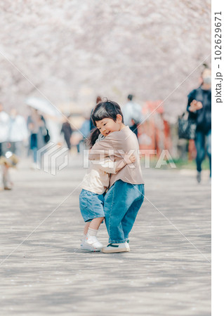 桜並木で兄弟2人の写真 桜並木で兄弟2人の写真 102629671
