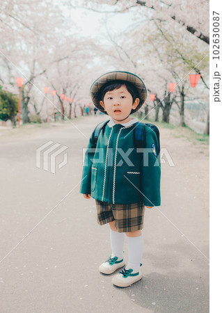 園児服を来た男の子 102630087