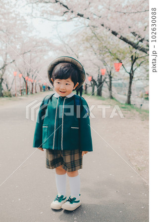 園児服を来た男の子 102630088