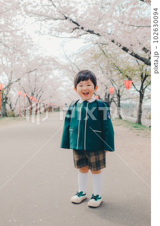 園児服を来た男の子 園児服を来た男の子 102630094