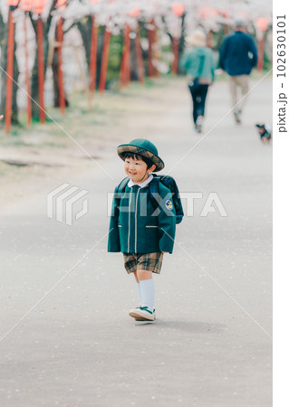 園児服を来た男の子 102630101