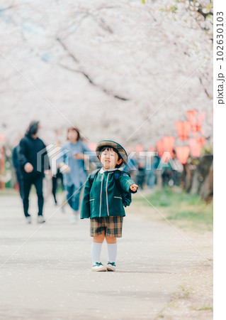 園児服を来た男の子 102630103