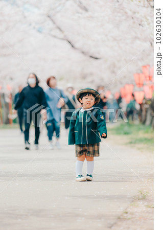 園児服を来た男の子 102630104