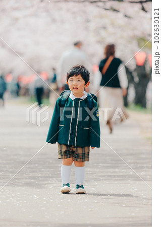 園児服を来た男の子 102630121
