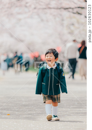 園児服を来た男の子 102630123