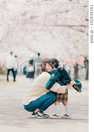 お母さんが子供を抱っこする お母さんが子供を抱っこする 102630161