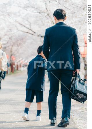 お父さんと新一年生の男の子 お父さんと新一年生の男の子 102630881