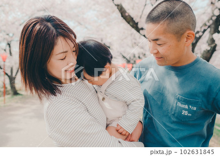 桜の木の下で佇む家族3人の写真 桜の木の下で佇む家族3人の写真 102631845