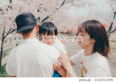 桜の木の下で佇む家族3人の写真 桜の木の下で佇む家族3人の写真 102631846
