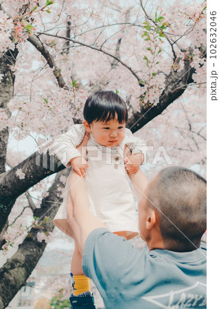 桜バックに子供を高い高いするお父さん 桜バックに子供を高い高いするお父さん 102632046